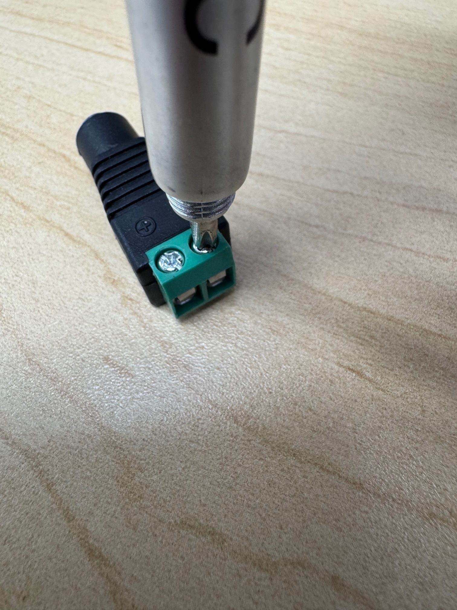 Loosening plug screws